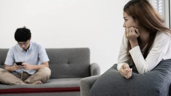 Membedakan cinta atau pelarian saja sebenarnya cukup mudah yaitu dilihat dari bagaimana cara kekasih memperlakukan Anda dan seberapa jauh Anda diperkenalkan 