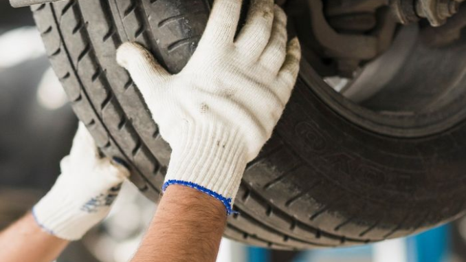 Jangan anggap tanda panah di sidewall sebagai detail kecil. Itu berkaitan dengan keselamatan, kenyamanan, dan umur pakai ban.